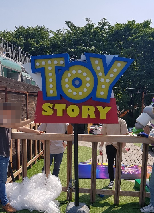 [이태원간판] TOY STORY 전구채널 지주간판